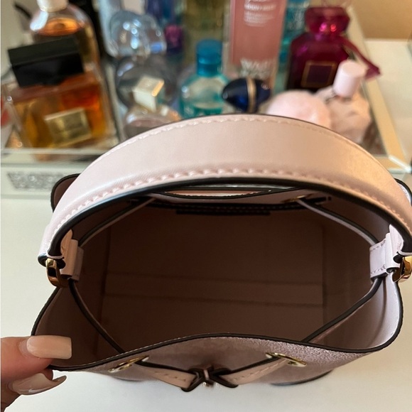 Michael Kors Mercer bucket bag - Picture 4 of 5